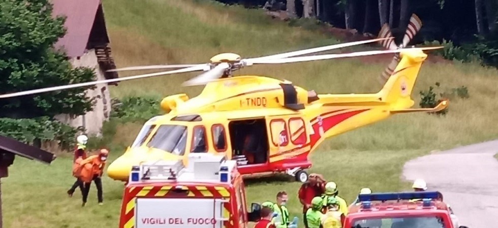 Cade da un muretto e sbatte la testa mentre sfalcia il prato: una donna elitrasportata all’ospedale Santa Chiara di Trento
